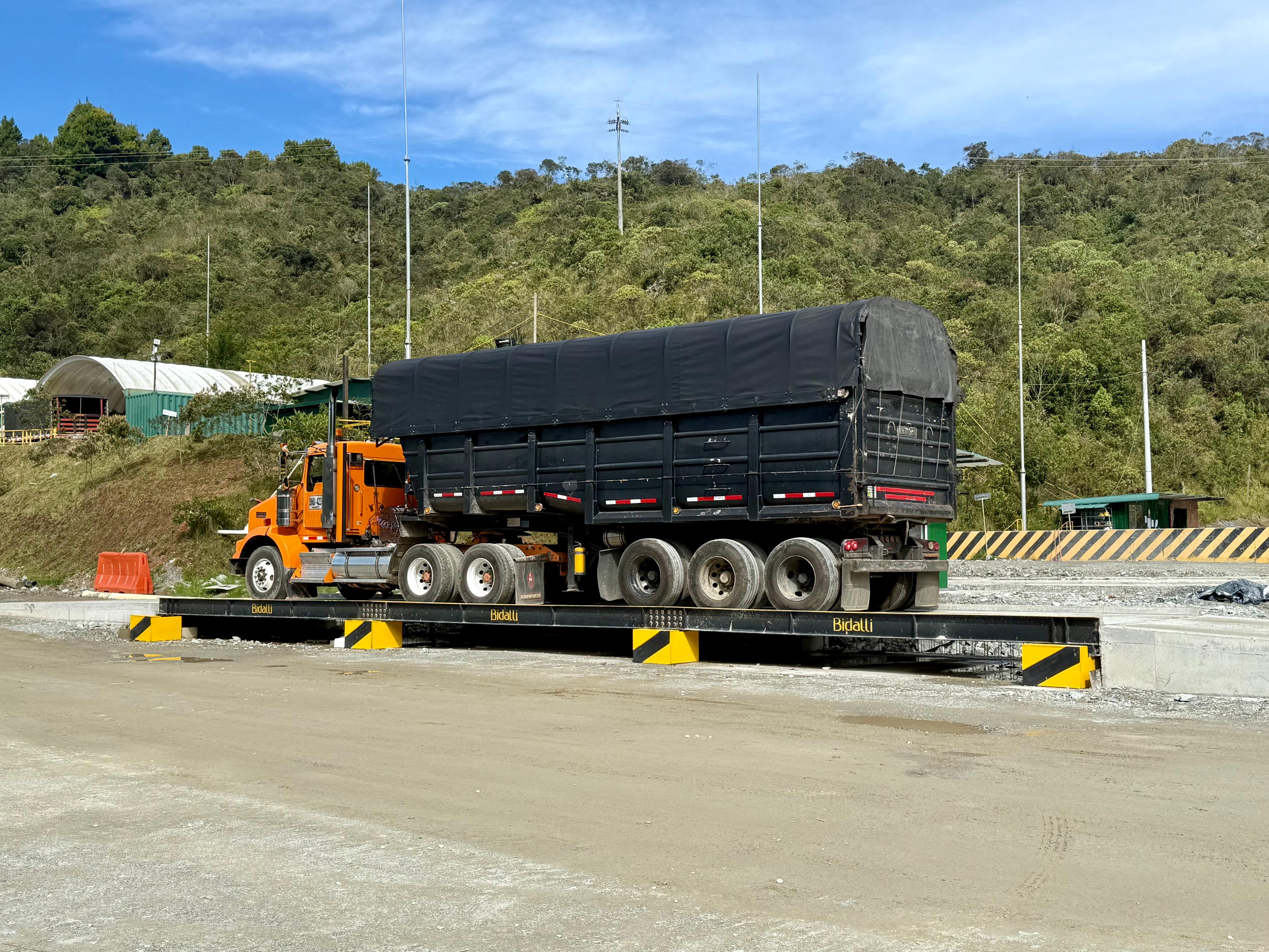 Loaded haul truck on the San Ramón weighbridge